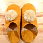 Babouches safran à pompons écrus en cuir et daim fait main au Maroc Ma Jungle Family