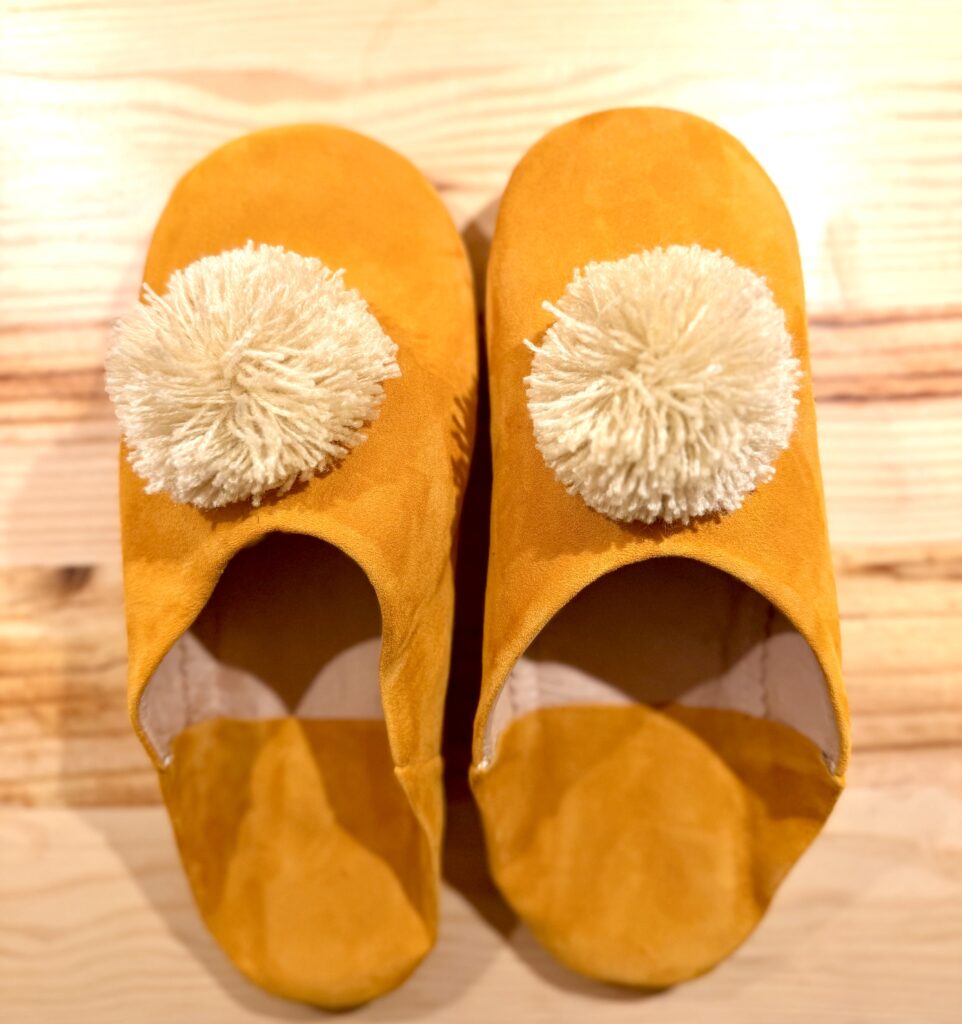 Babouches safran à pompons écrus en cuir et daim fait main au Maroc Ma Jungle Family