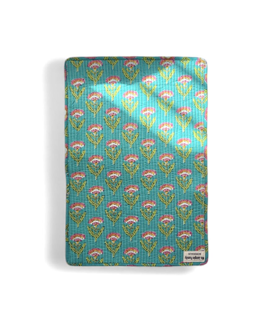 set de table matelassé coton indien fait main a jaipur motif fleuri au blockprint vert émeraude violet fleurs rose fluo Ma Jungle Family Bleu nuit fleur de dahlia rouge, noir a fleurs papillons, butterfly. Reversible, turquoise, dahlia jaune