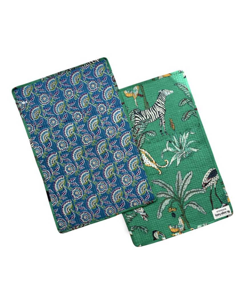 set de table matelassé coton indien fait main a jaipur motif fleuri au blockprint vert émeraude violet fleurs rose fluo Ma Jungle Family Bleu nuit fleur de dahlia rouge