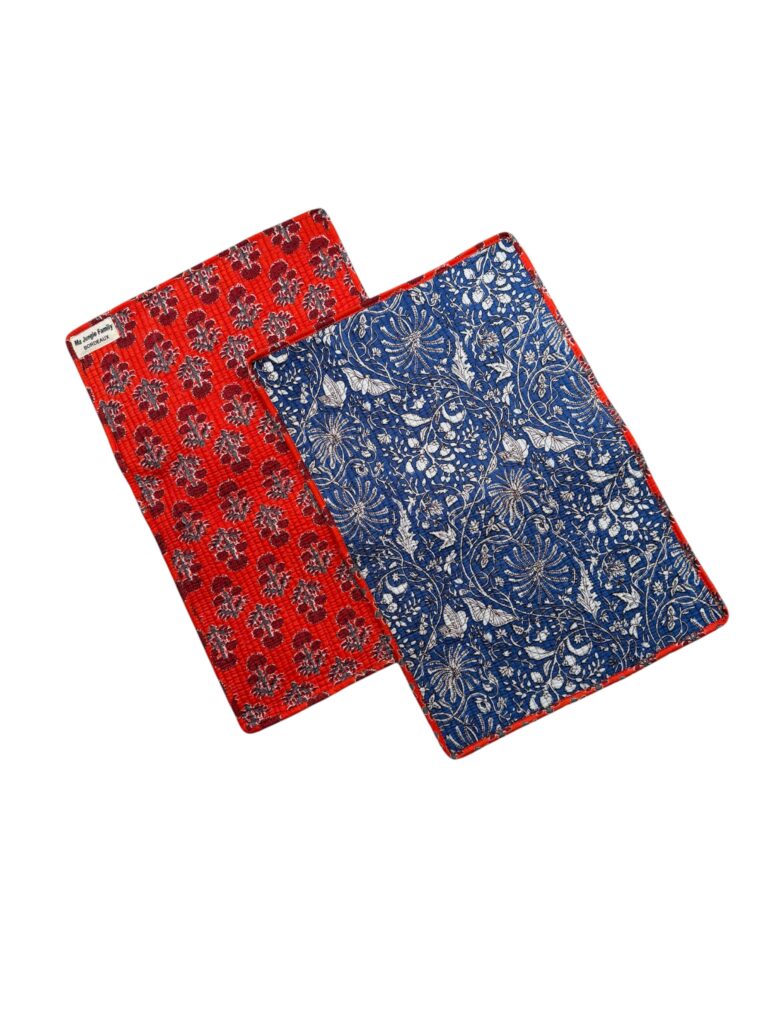 set de table matelassé coton indien fait main a jaipur motif fleuri au blockprint vert émeraude violet fleurs rose fluo Ma Jungle Family Bleu nuit fleur de dahlia rouge, noir a fleurs papillons, butterfly. Reversible