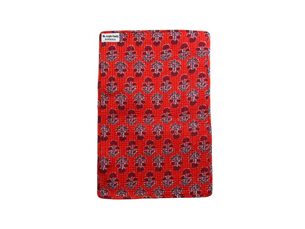 set de table matelassé coton indien fait main a jaipur motif fleuri au blockprint vert émeraude violet fleurs rose fluo Ma Jungle Family Bleu nuit fleur de dahlia rouge, noir a fleurs papillons, butterfly. Reversible