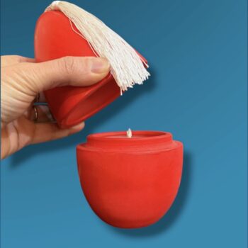 Bougie artisanale en terre cuite en forme d’œuf, fabriquée à la main au Maroc, objet décoratif aux finitions naturelles. Détail de bougie en terre cuite façonnée à la main, texture brute et nuances naturelles, artisanat du Maroc. Bougie artisanale en terre cuite vert céladon, faite main au Maroc, objet déco unique et authentique. Ma Jungle Family