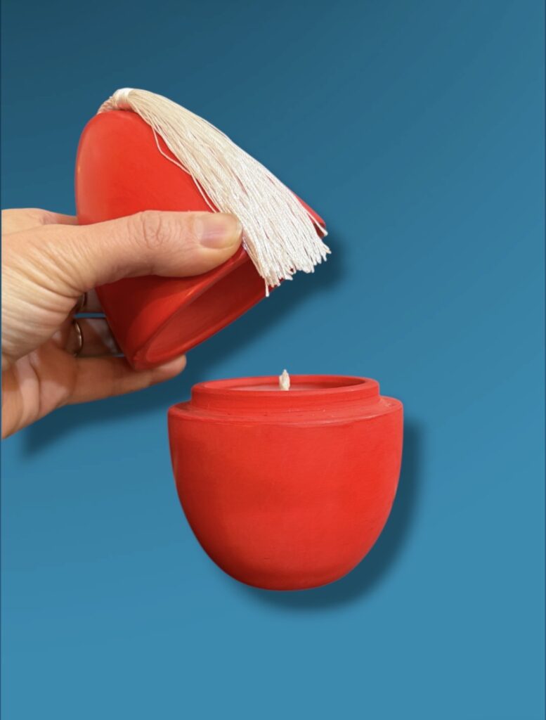 Bougie artisanale en terre cuite en forme d’œuf, fabriquée à la main au Maroc, objet décoratif aux finitions naturelles. Détail de bougie en terre cuite façonnée à la main, texture brute et nuances naturelles, artisanat du Maroc. Bougie artisanale en terre cuite vert céladon, faite main au Maroc, objet déco unique et authentique. Ma Jungle Family