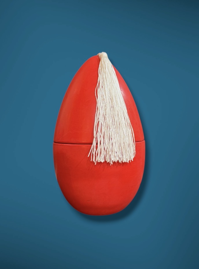 Bougie artisanale en terre cuite en forme d’œuf, fabriquée à la main au Maroc, objet décoratif aux finitions naturelles. Détail de bougie en terre cuite façonnée à la main, texture brute et nuances naturelles, artisanat du Maroc. Bougie artisanale en terre cuite vert céladon, faite main au Maroc, objet déco unique et authentique. Ma Jungle Family