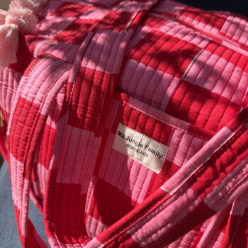 Détails patchwork blockprint sur sac en coton – fabrication artisanale 4. Grand sac week-end bohème en coton – motifs indiens blockprint 5. Sac multi-usages patchwork – voyage, sport, sac à langer 6. Sac patchwork artisanal fabriqué en Inde – blockprint traditionnel Ma Jungle Family deniers rose pink rouge