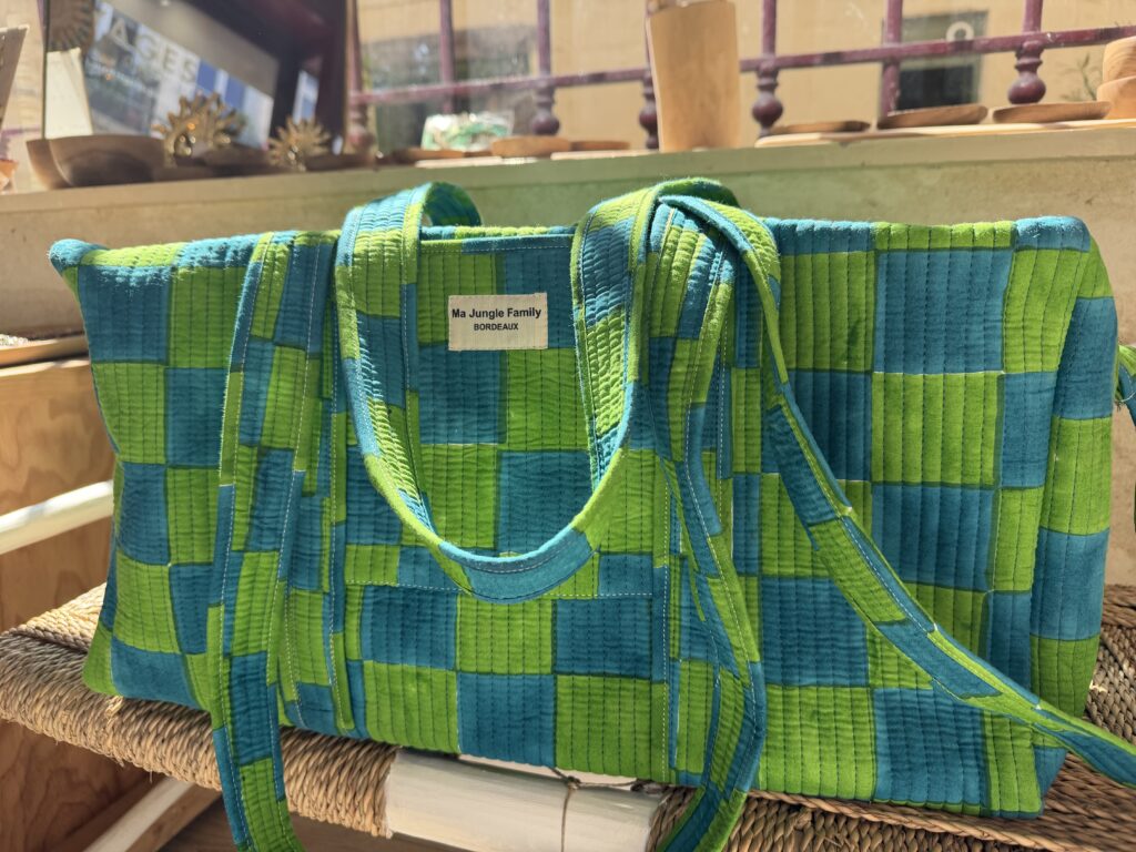 Détails patchwork blockprint sur sac en coton – fabrication artisanale 4. Grand sac week-end bohème en coton – motifs indiens blockprint 5. Sac multi-usages patchwork – voyage, sport, sac à langer 6. Sac patchwork artisanal fabriqué en Inde – blockprint traditionnel Ma Jungle Family deniers vert green