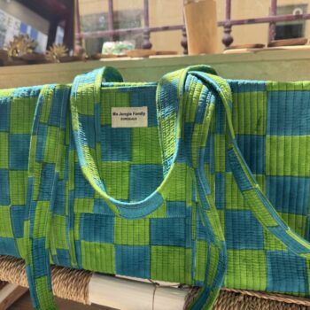 Détails patchwork blockprint sur sac en coton – fabrication artisanale 4. Grand sac week-end bohème en coton – motifs indiens blockprint 5. Sac multi-usages patchwork – voyage, sport, sac à langer 6. Sac patchwork artisanal fabriqué en Inde – blockprint traditionnel Ma Jungle Family deniers vert green