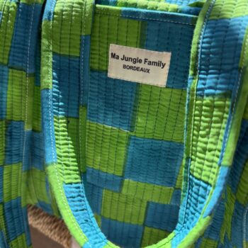 Détails patchwork blockprint sur sac en coton – fabrication artisanale 4. Grand sac week-end bohème en coton – motifs indiens blockprint 5. Sac multi-usages patchwork – voyage, sport, sac à langer 6. Sac patchwork artisanal fabriqué en Inde – blockprint traditionnel Ma Jungle Family deniers vert green
