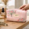 Trousse de toilette en coton matelasse indien imprime au blockprint, couleur a rayures roses