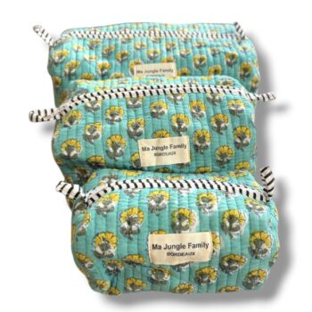 Trousse de toilette en coton matelasse indien imprime au blockprint, couleur menthe vert céladon avec des fleurs jaunes