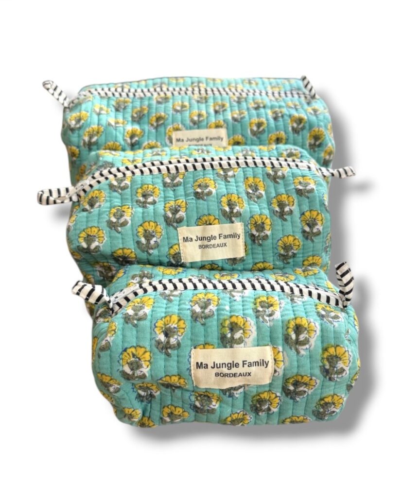 Trousse de toilette en coton matelasse indien imprime au blockprint, couleur menthe vert céladon avec des fleurs jaunes