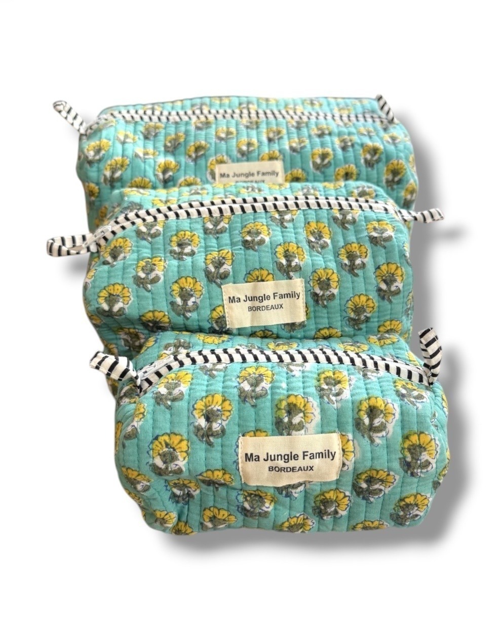 Trousse de toilette en coton matelasse indien imprime au blockprint, couleur menthe vert céladon avec des fleurs jaunes