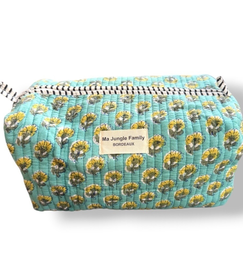 Trousse de toilette en coton matelasse indien imprime au blockprint, couleur menthe vert céladon avec des fleurs jaunes