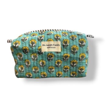 Trousse de toilette en coton matelasse indien imprime au blockprint, couleur menthe vert céladon avec des fleurs jaunes