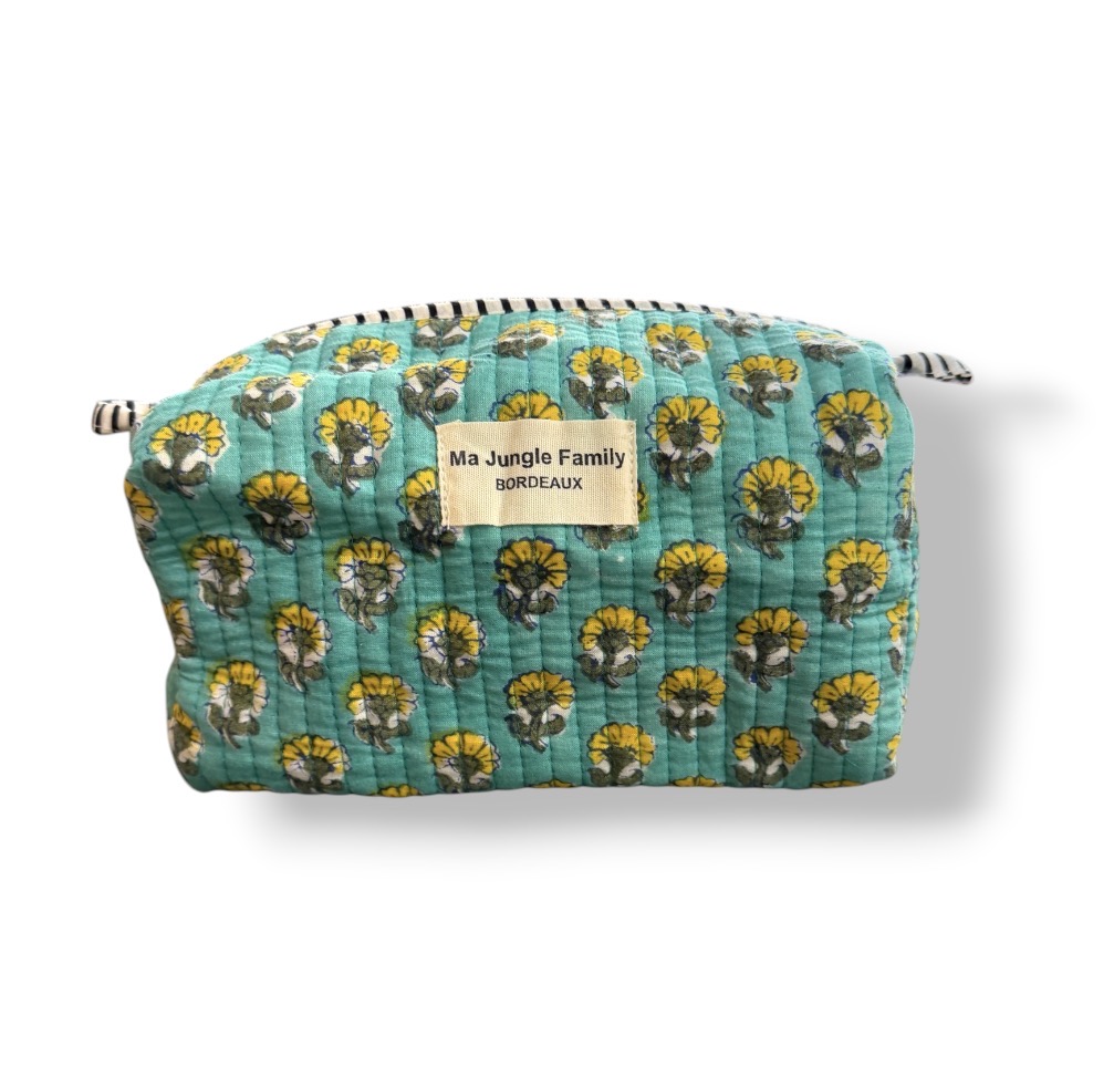 Trousse de toilette en coton matelasse indien imprime au blockprint, couleur menthe vert céladon avec des fleurs jaunes