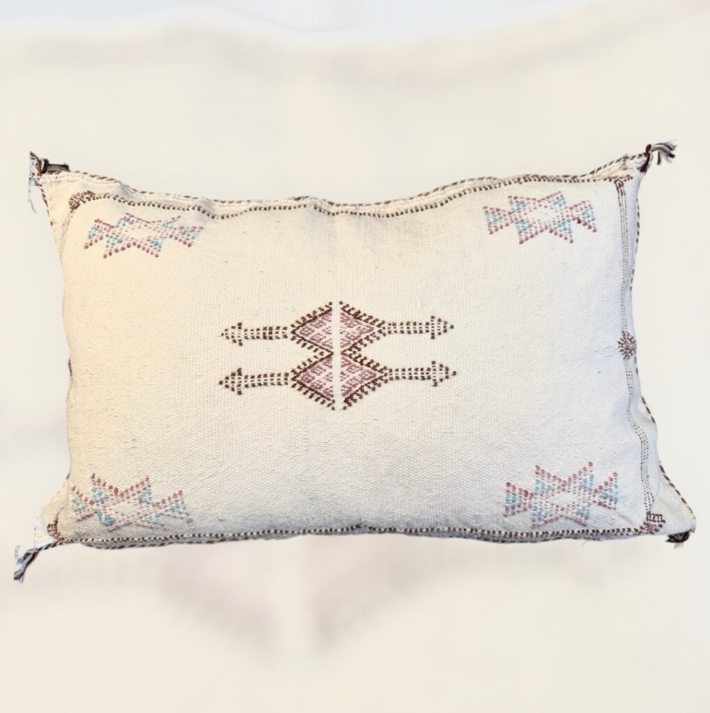 Housse de Coussin berbère en fibre de cactus sabra fait main au Maroc artisanat broderie rose pale design bohème décoration bohème MA Jungle Family