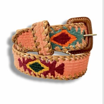 Ceinture brodée ethnique au Guatemala la mansa latch, ceinture en cuir, artisanat MA JUngle Family, couleur corail et dessins originaux ethniques