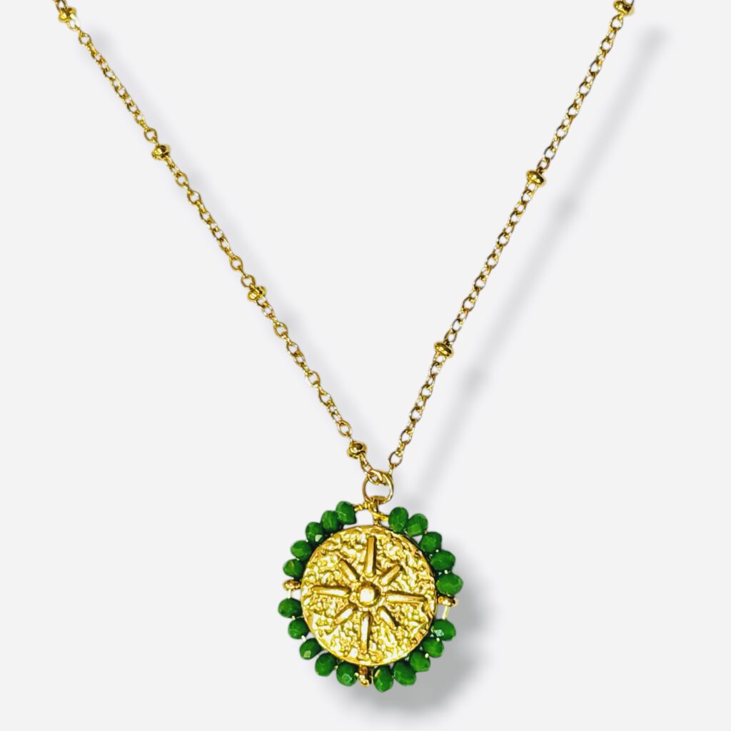 Medaille porte-bonheur, Santa Maria, rose des vents, perles vertes, chaîne dorée avec des perles dorées, Ma Jungle Family, palas