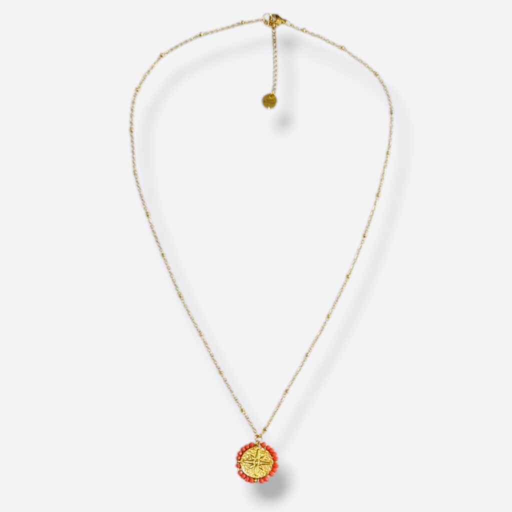 Medaille porte-bonheur, Santa Maria, rose des vents, perles corail, chaîne dorée avec des perles dorées, Ma Jungle Family, palas