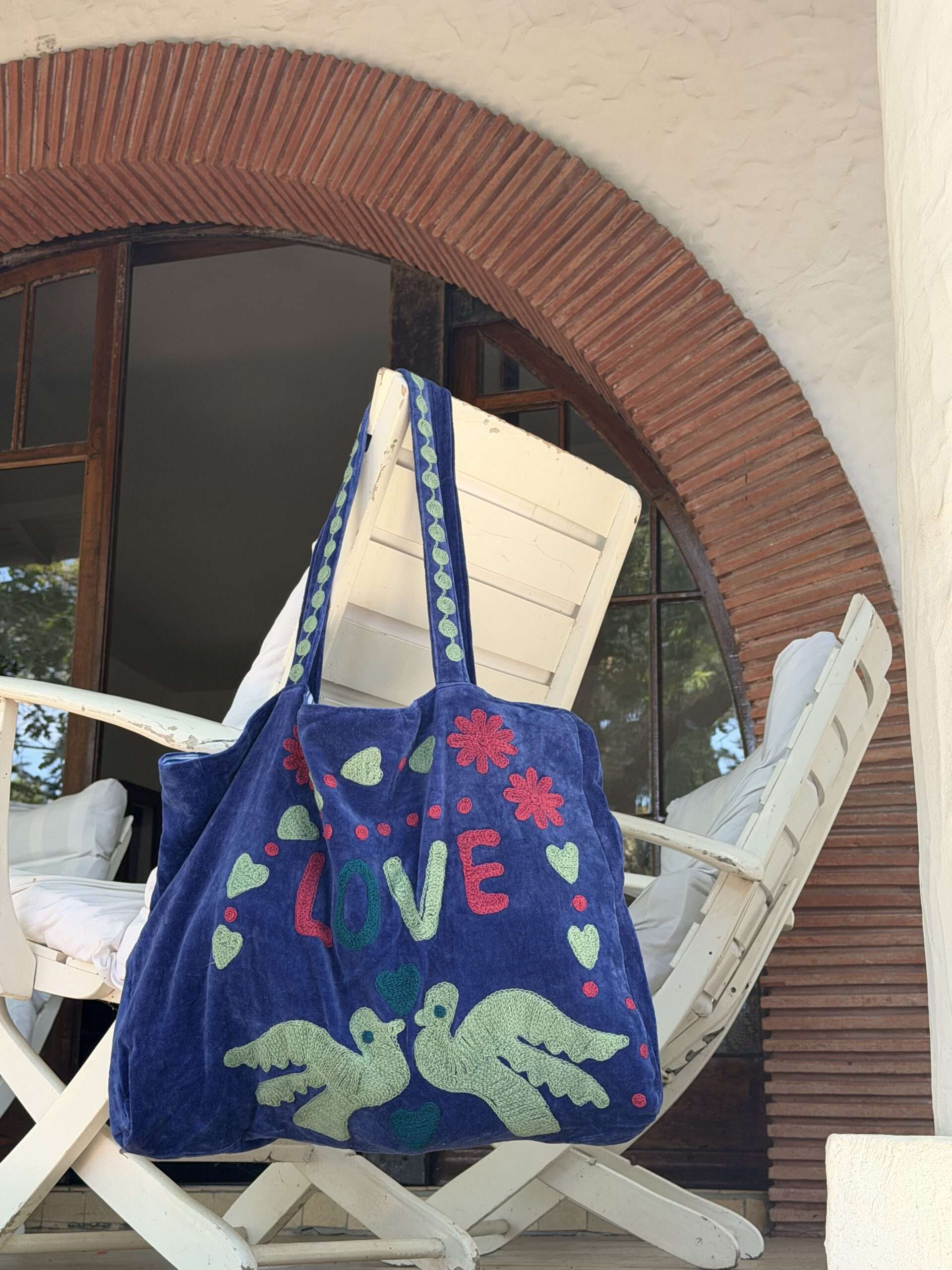 Sac de plage en velours brodé LOVE bleu électrique Ma JUngle Family