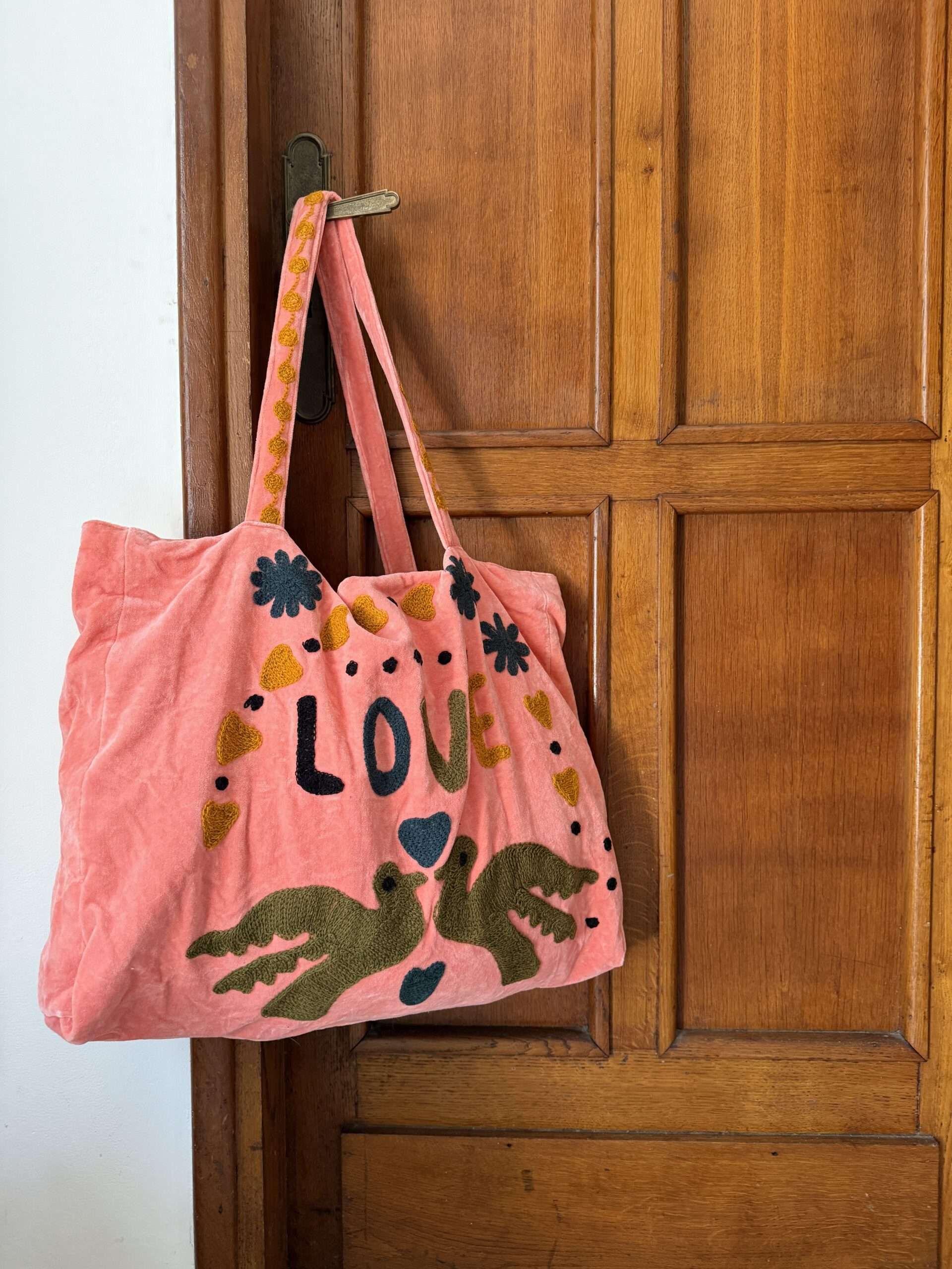Sac cabas en velours brodé LOVE rose pêche, mode boheme, Ma Jungle Family