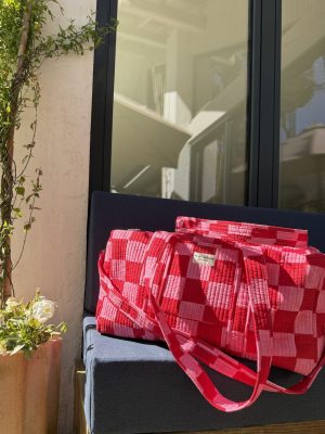 Détails patchwork blockprint sur sac en coton – fabrication artisanale 4. Grand sac week-end bohème en coton – motifs indiens blockprint 5. Sac multi-usages patchwork – voyage, sport, sac à langer 6. Sac patchwork artisanal fabriqué en Inde – blockprint traditionnel Ma Jungle Family deniers rose pink rouge