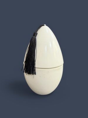 Bougie artisanale en terre cuite en forme d’œuf, fabriquée à la main au Maroc, objet décoratif aux finitions naturelles. Détail de bougie en terre cuite façonnée à la main, texture brute et nuances naturelles, artisanat du Maroc. Bougie artisanale en terre cuite bleu majorelle, Marrakech, Yves saint Laurent, faite main au Maroc, objet déco unique et authentique. Ma Jungle Family, Tadelakt écru, pompon noir