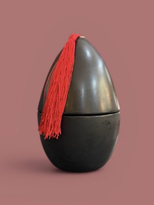 Bougie artisanale en terre cuite en forme d’œuf, fabriquée à la main au Maroc, objet décoratif aux finitions naturelles. Détail de bougie en terre cuite façonnée à la main, texture brute et nuances naturelles, artisanat du Maroc. Bougie artisanale en terre cuite vert céladon, faite main au Maroc, objet déco unique et authentique. Ma Jungle Family