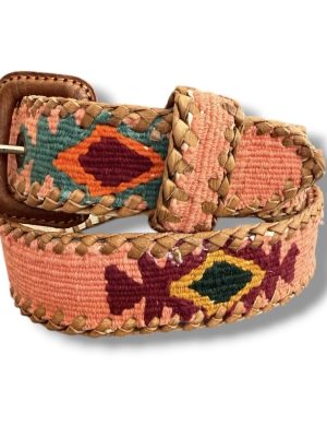 Ceinture brodée ethnique au Guatemala la mansa latch, ceinture en cuir, artisanat MA JUngle Family, couleur corail et dessins originaux ethniques
