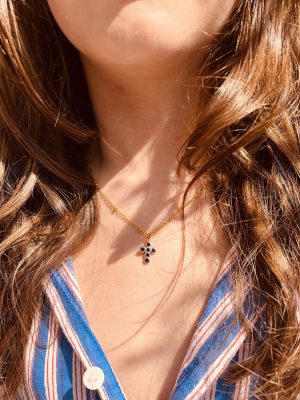 Collier croix en plaqué or durable avec pendentif serti de pierres bleues profondes, bijou artisanal fait main, idéal pour cadeau de communion, fête des mères ou meilleure amie.