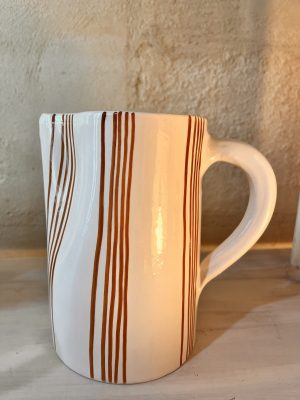 Carafe vase pichet beldi en ceramique bleu canard blanche fabriqué à la main au maroc gravure Ma Jungle Family chabichic carafe pichet Rayures marine Essaouira
