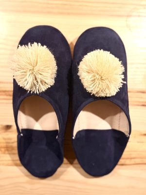 Babouches marine à pompons écrus en cuir et daim fait main au Maroc Ma Jungle Family