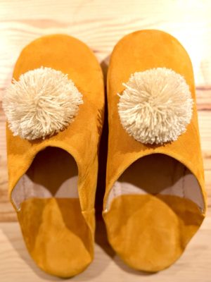 Babouches safran à pompons écrus en cuir et daim fait main au Maroc Ma Jungle Family