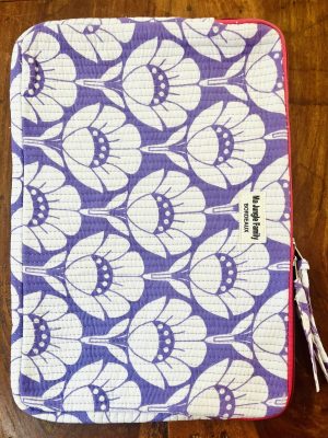 Housse d’ordinateur en coton indien matelassé avec imprimé floral block-print, format 15 pouces, faite main. Housse d’ordinateur artisanale en coton indien, motif original, utilisée pour transporter un laptop, Accessoire éthique : housse ordinateur bohème en coton imprimé, tenue à la main dans un décor naturel. Housse d’ordinateur Ma Jungle Family – coton indien artisanal – Bordeaux Fleuriste colorés hibiscus vert et orange