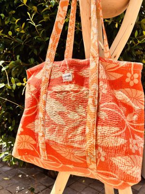 Tote bag kantha réversible en coton recyclé, cousu main à partir de saris indiens, avec poche extérieure et intérieure – modèle unique exposé en lumière naturelle. Corail