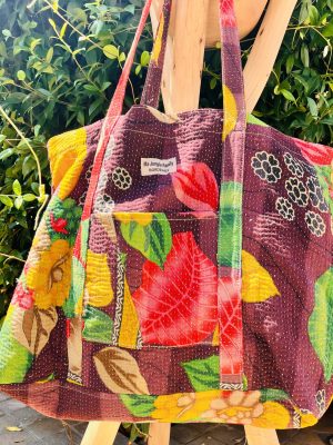 Tote bag kantha réversible en coton recyclé, cousu main à partir de saris indiens, avec poche extérieure et intérieure – modèle unique exposé en lumière naturelle. Prune