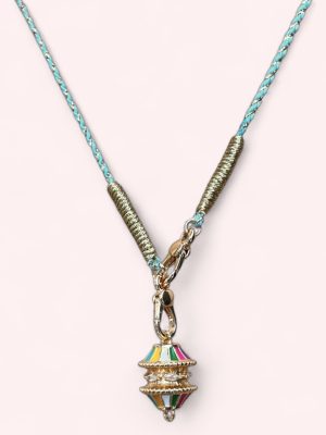 Collier talisman Mantra Doré : pendentif en émail plaqué or monté sur cordon torsadé bleu et doré, multicolore avec pierre semi-précieuse – fait main en Inde. Mya bay. Ma Jungle Family