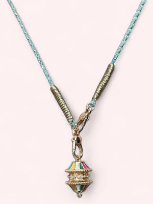 Collier talisman Mantra Doré : pendentif en émail plaqué or monté sur cordon torsadé bleu et doré, multicolore avec pierre semi-précieuse – fait main en Inde. Mya bay. Ma Jungle Family