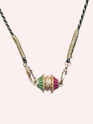 Collier talisman Mantra Doré : pendentif en émail plaqué or monté sur cordon torsadé bleu et doré, multicolore avec pierre semi-précieuse – fait main en Inde. Mya bay. Ma Jungle Family