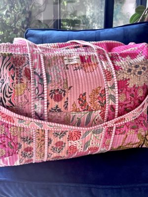 Détails patchwork blockprint sur sac en coton – fabrication artisanale 4. Grand sac week-end bohème en coton – motifs indiens blockprint 5. Sac multi-usages patchwork – voyage, sport, sac à langer 6. Sac patchwork artisanal fabriqué en Inde – blockprint traditionnel Ma Jungle Family