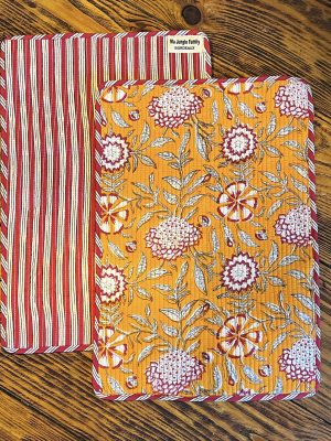set de table matelassé coton indien fait main a jaipur motif fleuri au blockprint vert émeraude violet fleurs rose fluo Ma Jungle Family Bleu nuit fleur de dahlia rouge, safran, orange, rayure rouge