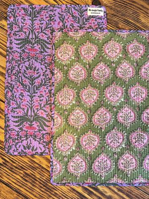 set de table matelassé coton indien fait main a jaipur motif fleuri au blockprint vert émeraude violet fleurs rose fluo Ma Jungle Family Bleu nuit fleur de dahlia rouge, violet, vert