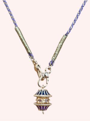 Collier talisman Mantra Doré : pendentif en émail plaqué or monté sur cordon torsadé bleu et doré, multicolore, violet, noir, rose et vert avec pierre semi-précieuse – fait main en Inde. Mya bay. Ma Jungle Family